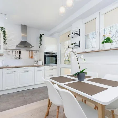Apartment Obopolna Cracow By Renters Krakow
